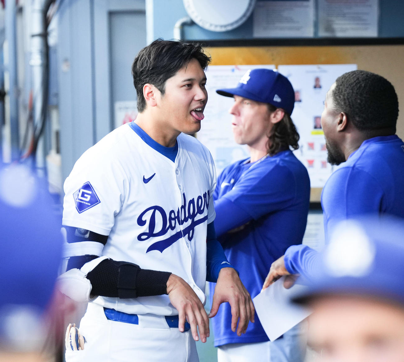 ドジャース対レイズ　散髪をした大谷（左）は、試合前にポーズをとる（撮影・菅敏）