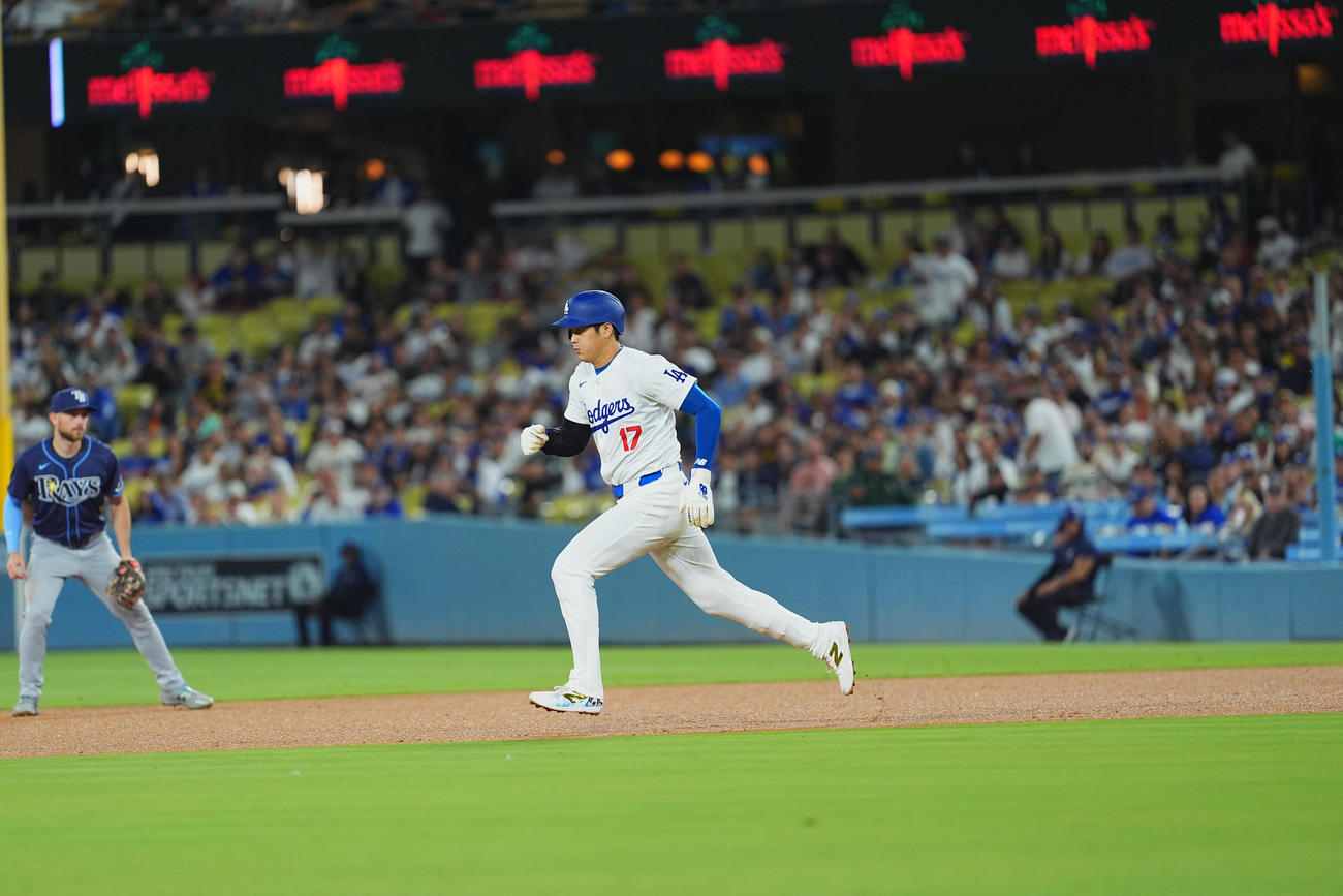 ドジャース対レイズ　ドジャース対レイズ　4回裏ドジャース1死一塁、打者フリーマンの時、二塁盗塁を決める大谷撮影・菅敏）