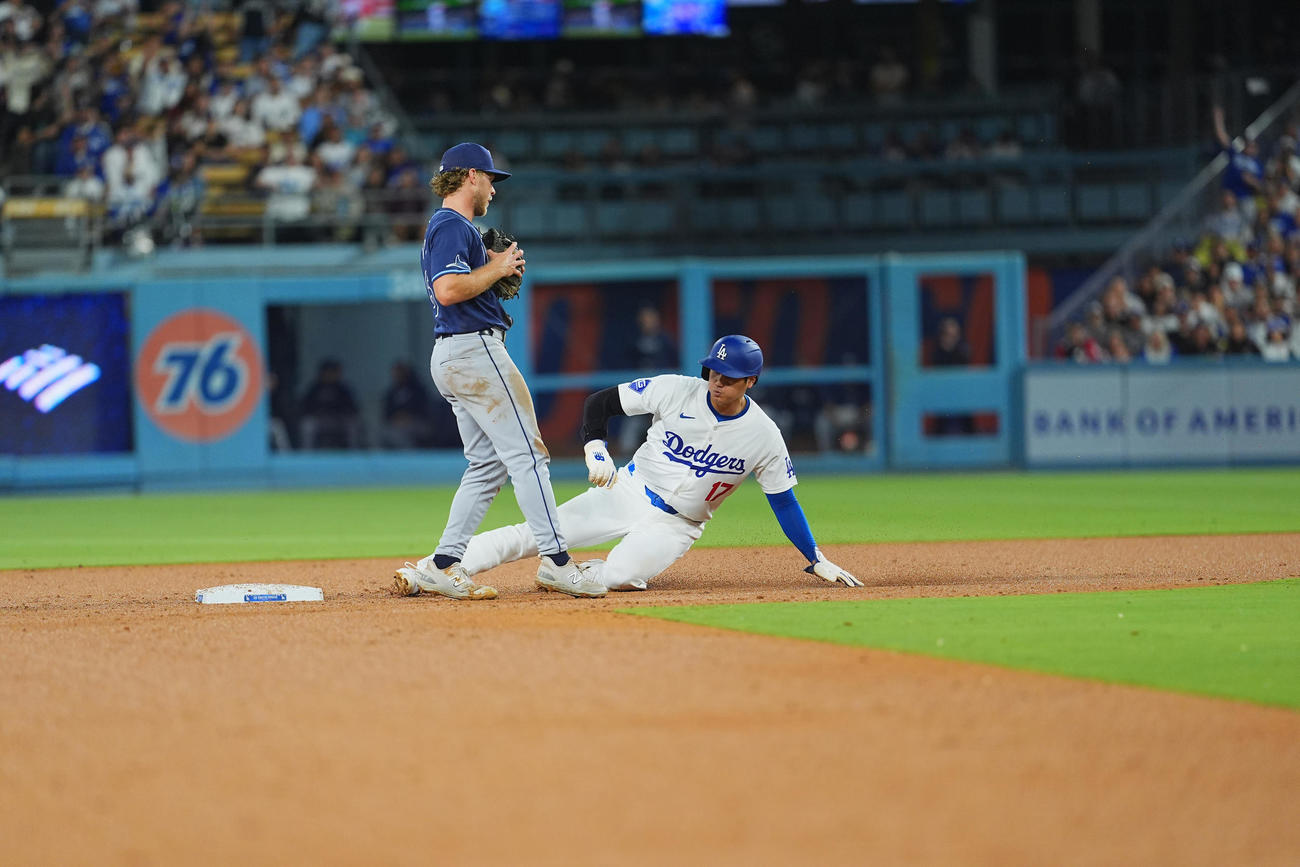 ドジャース対レイズ　ドジャース対レイズ　4回裏ドジャース1死一塁、打者フリーマンの時、二塁盗塁を決める大谷撮影・菅敏）