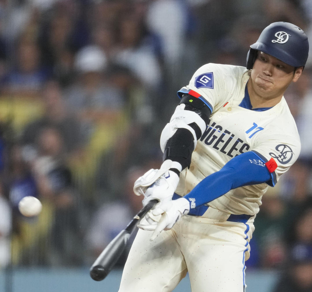 ドジャース対レイズ　5回裏ドジャース1死一塁、右越えに41号2点本塁打を放つ大谷（AP）