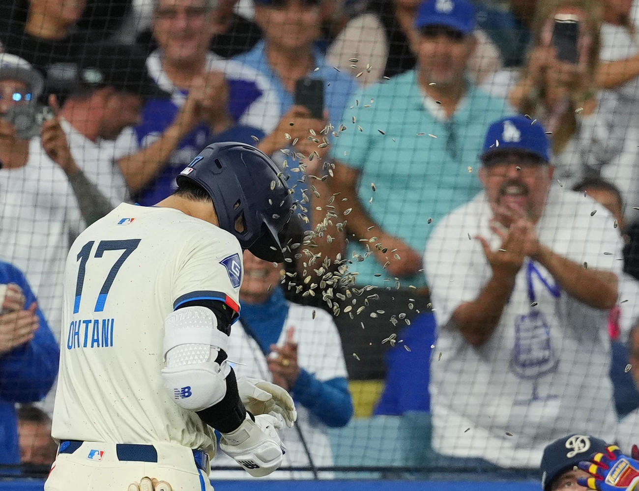 ドジャース対レイズ　5回裏ドジャース1死一塁、右越えに41号2点本塁打を放ち、ヒマワリの種のシャワーで祝福される大谷（撮影・菅敏）