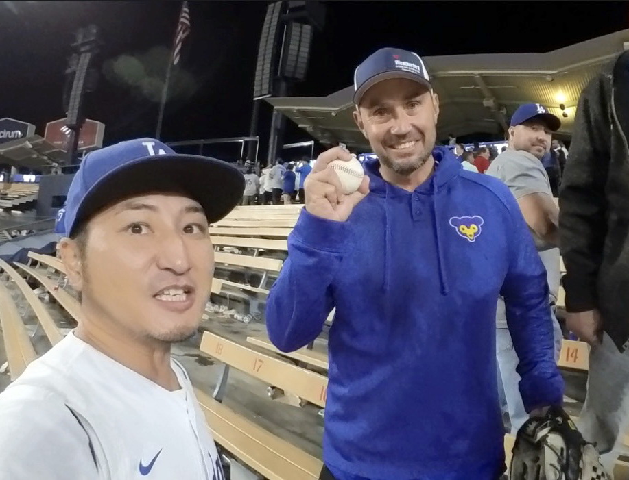 ドジャース大谷の今季40号ホームランボールを手にした男性。左はモノマネ芸人ミニタニ（ミニタニ提供）