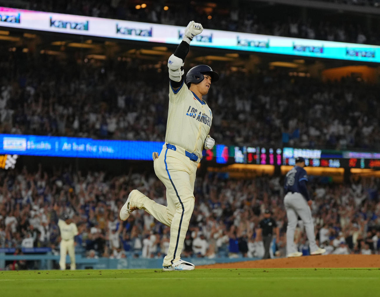 ドジャース対レイズ　5回裏ドジャース1死一塁、右越えに41号2点本塁打を放ち、右手を突き上げる大谷（撮影・菅敏）