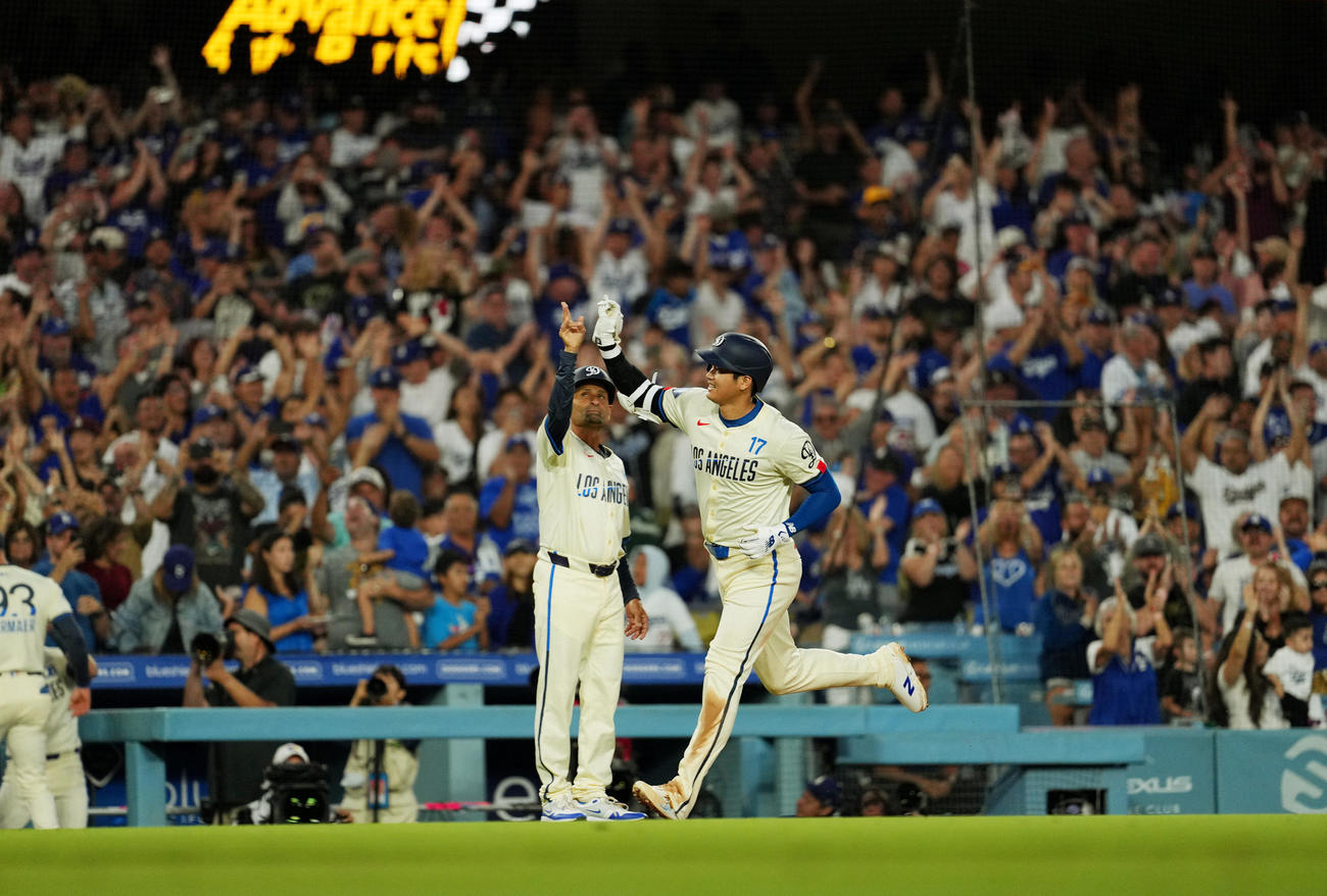 ドジャース対レイズ　5回裏ドジャース1死一塁、右越えに41号2点本塁打を放ち、ダイヤモンドを回る大谷（撮影・菅敏）