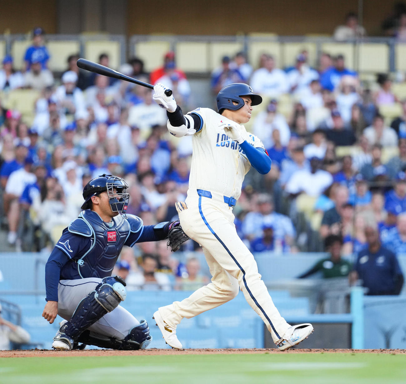 ドジャース対レイズ　1回裏ドジャース無死、右前打を放つ大谷（撮影・菅敏）