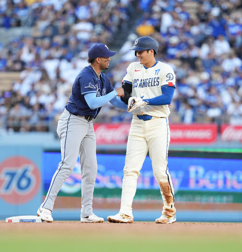 ドジャース対レイズ　1回裏ドジャース無死一塁、ベッツの遊ゴロ併殺打で二封され体勢を崩す大谷翔平は、モレル（左）に支えられる（撮影・菅敏）