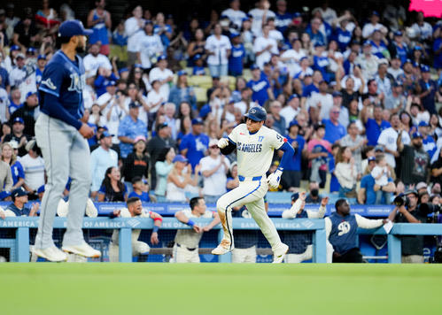 ドジャース対レイズ　4回裏ドジャース無死一塁、ベッツの適時二塁打で一塁から疾走し、本塁に向かう大谷（撮影・菅敏）