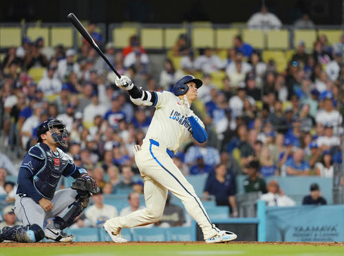 ドジャース対レイズ　5回裏ドジャース1死一塁、右越えに41号2点本塁打を放つ大谷（撮影・菅敏）