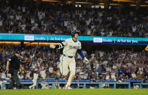 ドジャース対レイズ　5回裏ドジャース1死一塁、右越えに41号2点本塁打を放つ大谷（撮影・菅敏）