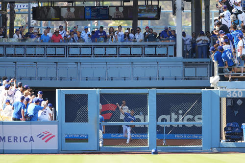 ドジャース対レイズ　試合前、ブルペンで投球練習をするドジャース大谷（撮影・菅敏）