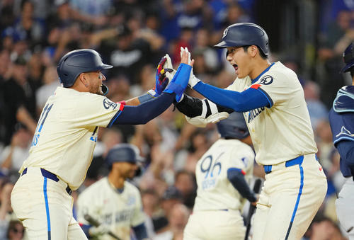 ドジャース対レイズ　5回裏ドジャース1死一塁、右越えに41号2点本塁打を放ち、ミゲル・ロハス（左）にタッチで迎えられる大谷（撮影・菅敏）