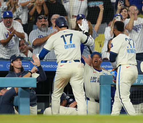 ドジャース対レイズ　5回裏ドジャース1死一塁、右越えに41号2点本塁打を放ち、ロバーツ監督（左から3人目）にタッチで迎えられる大谷（撮影・菅敏）