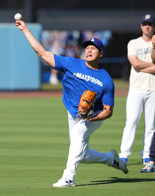 ドジャース対レイズ　試合前、ブルペンでの投球練習を前に力強くキャッチボールをするドジャース大谷（撮影・菅敏）