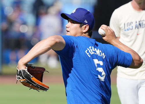 ドジャース対レイズ　試合前、ブルペンでの投球練習を前に力強くキャッチボールをするドジャース大谷（撮影・菅敏）