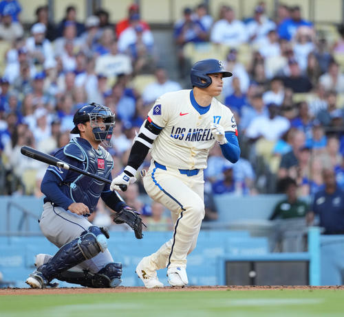 ドジャース対レイズ　1回裏ドジャース無死、右前打を放つ大谷（撮影・菅敏）