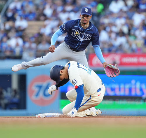ドジャース対レイズ　1回裏ドジャース無死一塁、ベッツの遊ゴロ併殺打で二封される大谷（下）（撮影・菅敏）