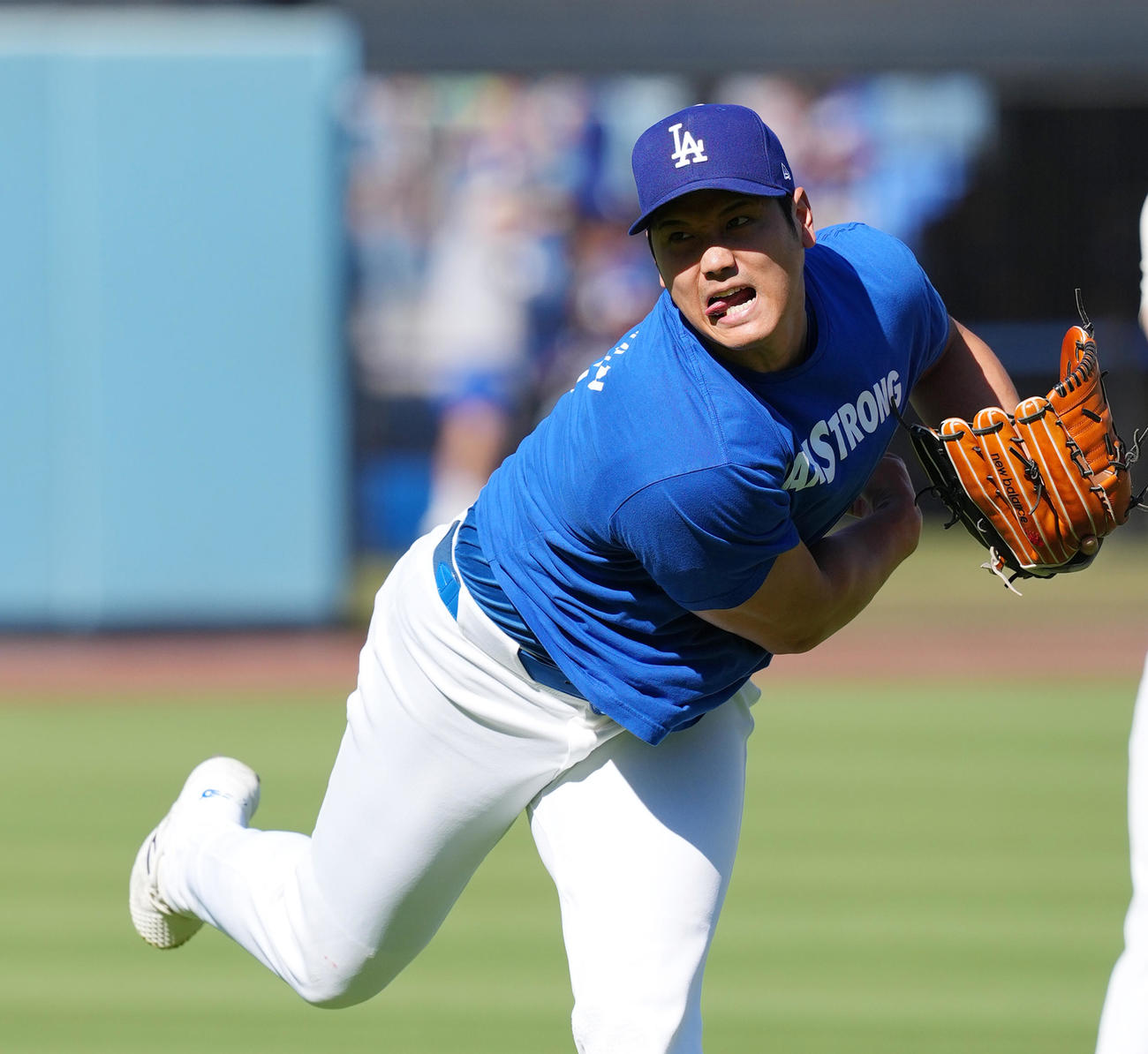 ドジャース対レイズ　試合前、ブルペンでの投球練習を前に力強くキャッチボールをするドジャース大谷（撮影・菅敏）