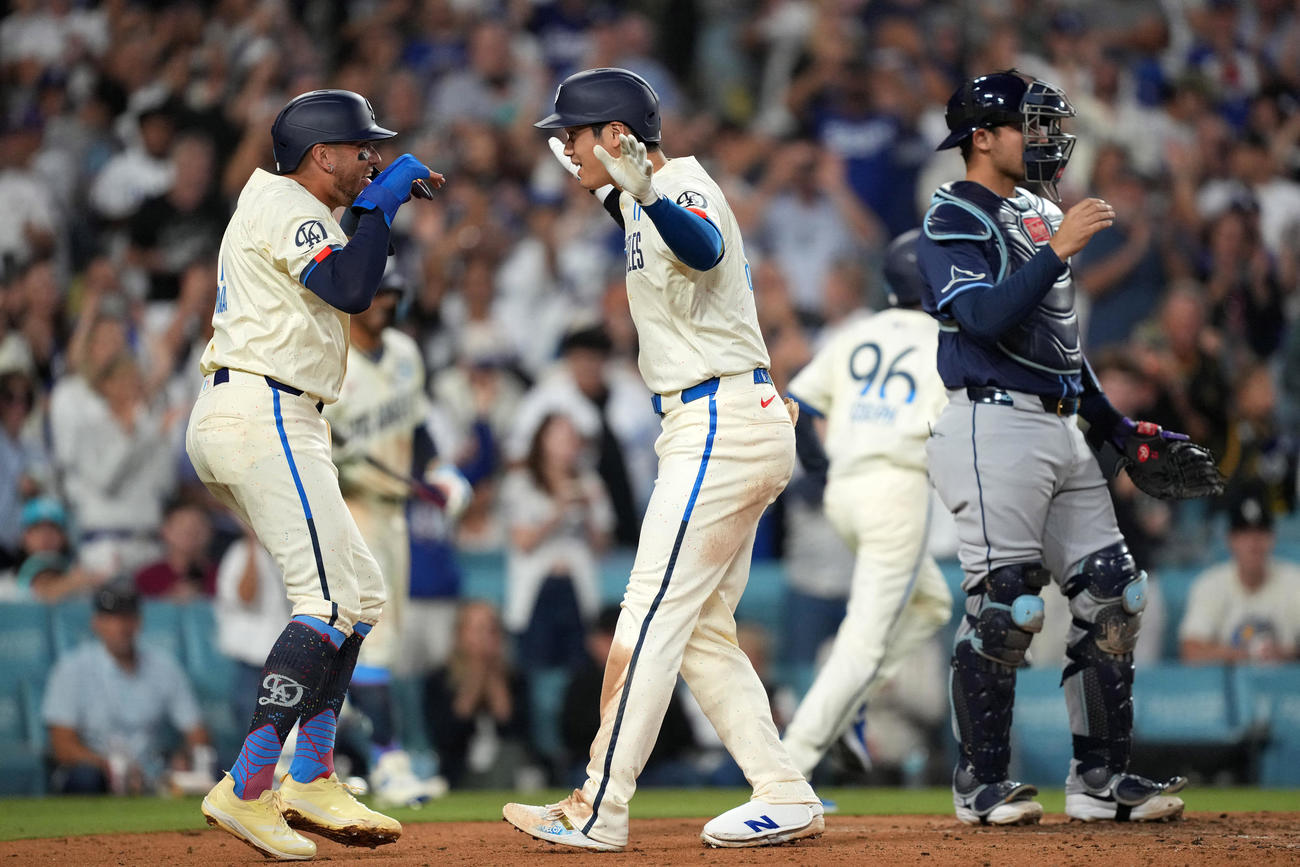 ドジャース対レイズ　5回裏ドジャース1死一塁、右越えに41号2点本塁打を放った大谷（中央）は出迎えたロハスとポーズを決める（USA TODAY Sports＝ロイター）