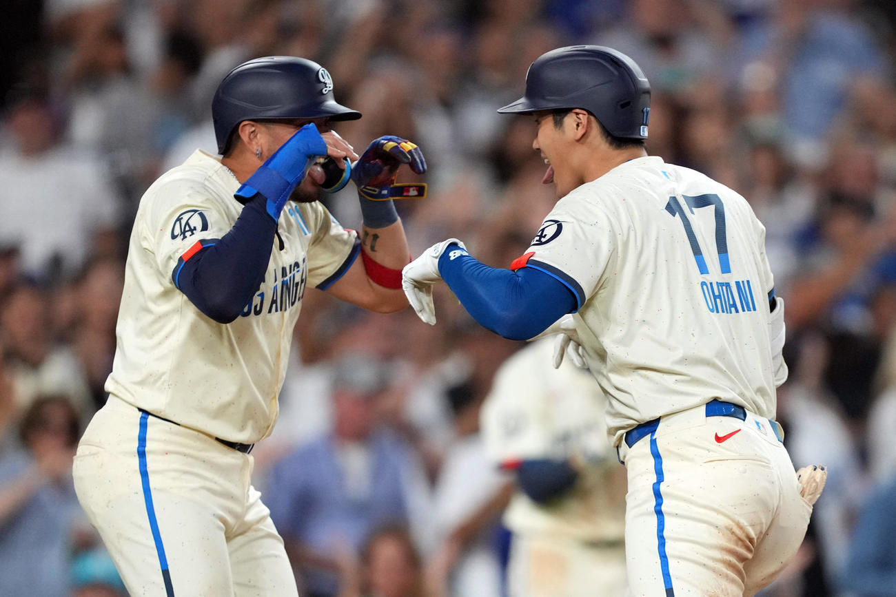 ドジャース対レイズ　5回裏ドジャース1死一塁、右越えに41号2点本塁打を放った大谷（右）は出迎えたロハスとポーズを決める（USA TODAY Sports＝ロイター）