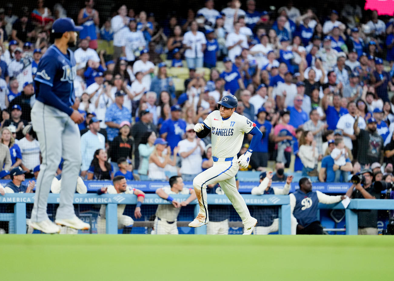 ドジャース対レイズ　4回裏ドジャース無死一塁、ベッツの適時二塁打で一塁から疾走し、本塁に向かう大谷（撮影・菅敏）