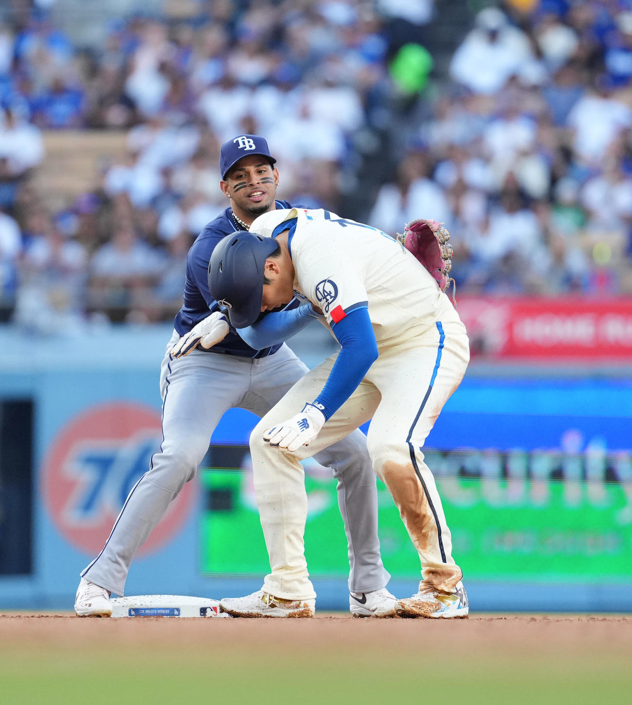 ドジャース対レイズ　1回裏ドジャース無死一塁、ベッツの遊ゴロ併殺打で二封され体勢を崩す大谷翔平は、モレル（左）に支えられる（撮影・菅敏）