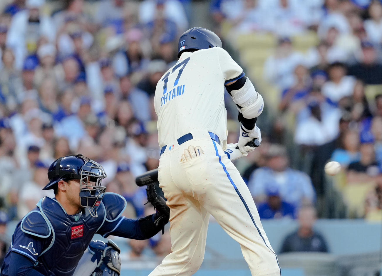 ドジャース対レイズ　4回裏ドジャース無死、捕手の打撃妨害で出塁する大谷（撮影・菅敏）