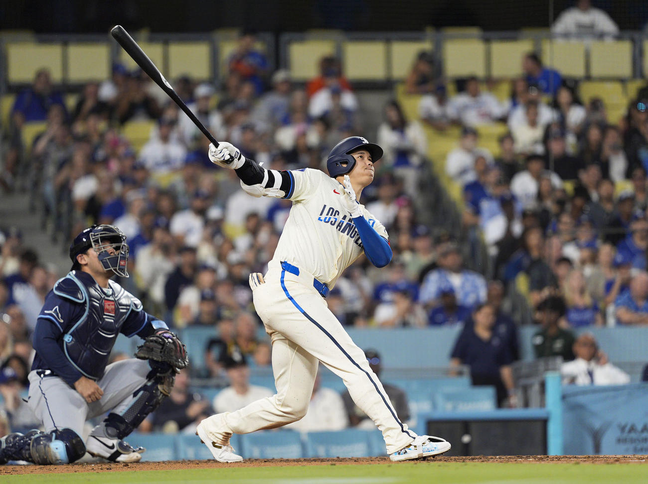 レイズ戦の5回、2試合連続本塁打となる41号2ランを放つドジャース大谷（共同）