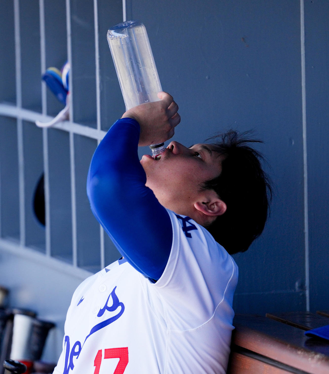 ドジャース対レイズ　5回裏ドジャース2死、左直に倒れ、ベンチでドリンクを飲み干す大谷（撮影・菅敏）