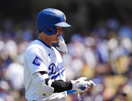 ドジャース対レイズ　5回裏ドジャース2死、左直に倒れ、ベンチに戻る大谷（撮影・菅敏）