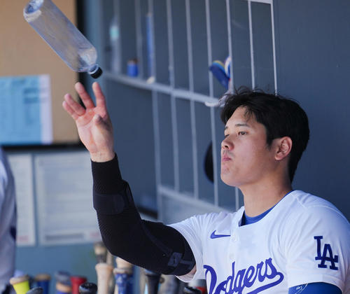 ドジャース対レイズ　5回裏ドジャース2死、左直に倒れ、ベンチで飲み終わったペットボトルをゴミ箱に投げ入れる大谷（撮影・菅敏）