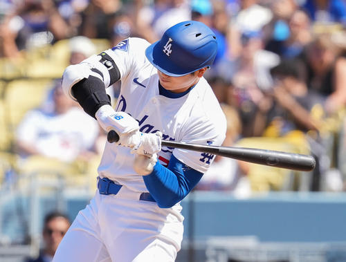 ドジャース対レイズ　8回裏ドジャース無死、左手に死球を受ける大谷（撮影・菅敏）