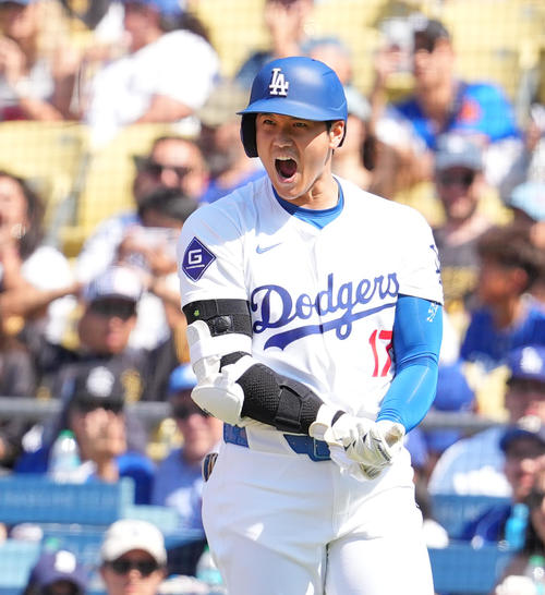 ドジャース対レイズ　8回裏ドジャース無死、左手に死球を受け、投手に向かって叫ぶ大谷（撮影・菅敏）