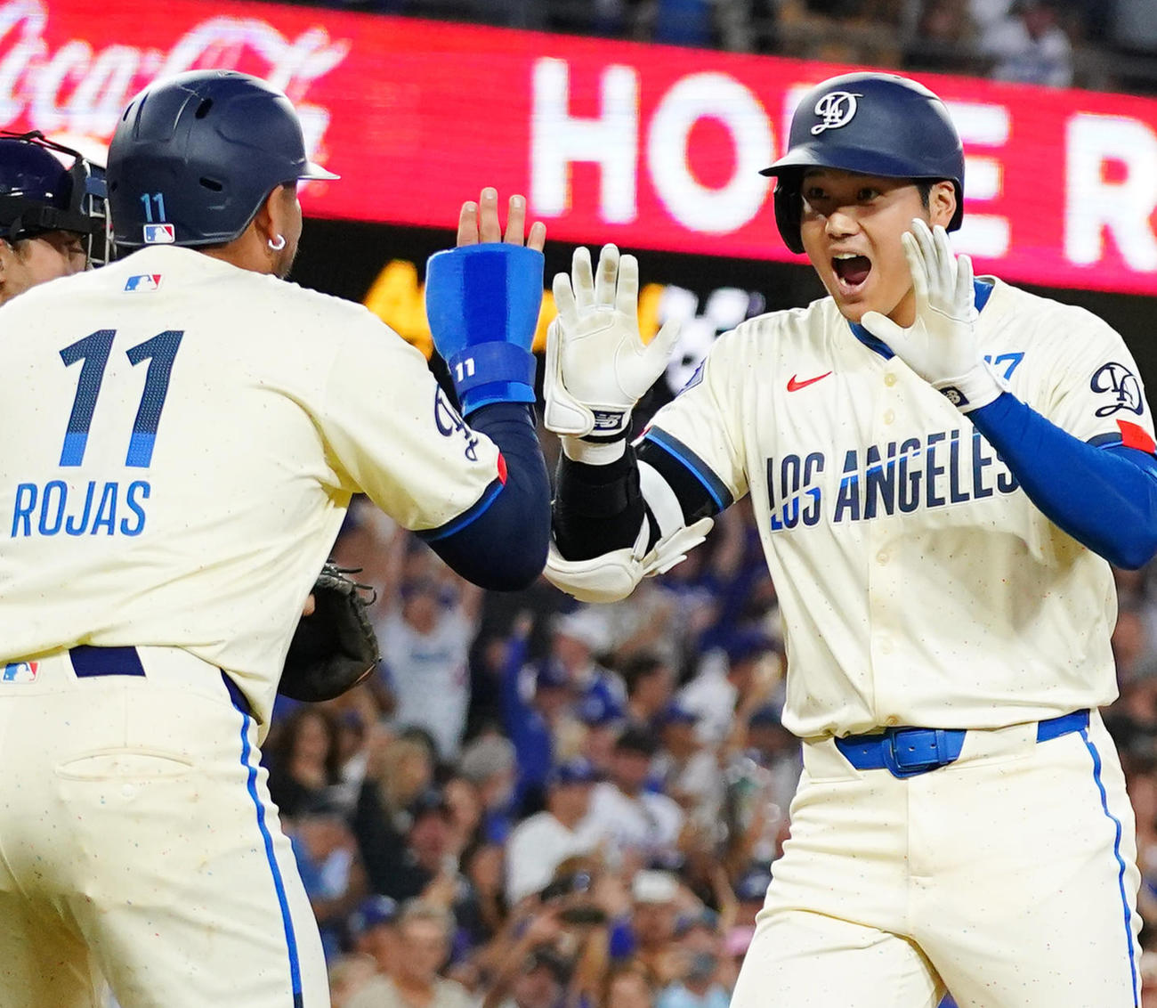 ドジャース対レイズ　5回裏ドジャース1死一塁、右越えに41号2点本塁打を放ち、ロハス（左）にタッチで迎えられる大谷（撮影・菅敏）