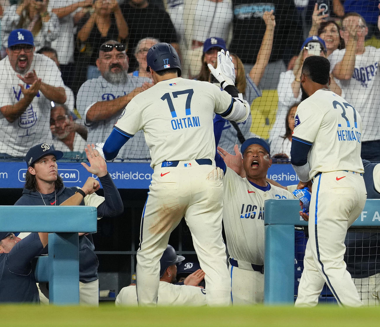 ドジャース対レイズ　5回裏ドジャース1死一塁、右越えに41号2点本塁打を放ち、ロバーツ監督（左から3人目）にタッチで迎えられる大谷（撮影・菅敏）