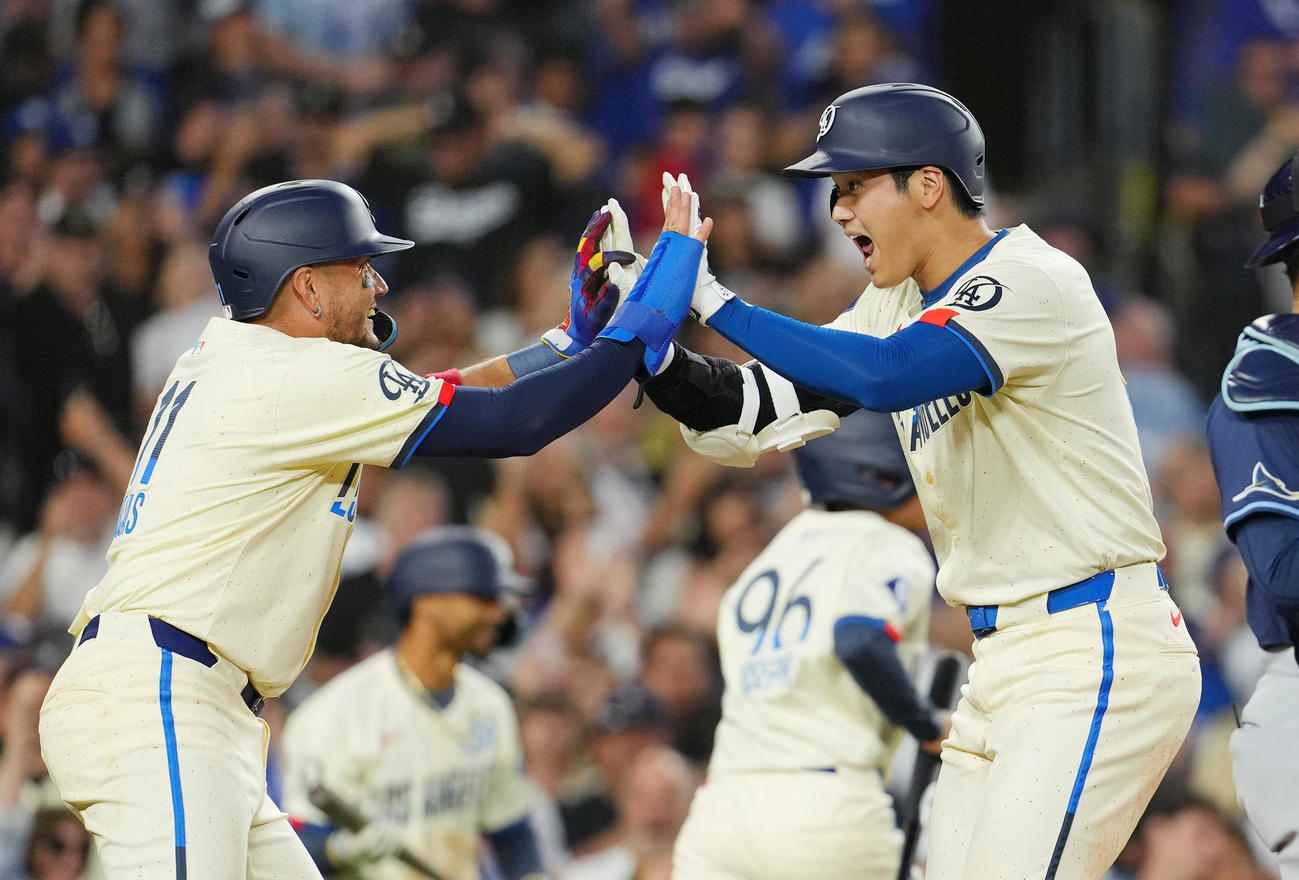 ドジャース対レイズ　5回裏ドジャース1死一塁、右越えに41号2点本塁打を放ち、ミゲル・ロハス（左）にタッチで迎えられる大谷（撮影・菅敏）