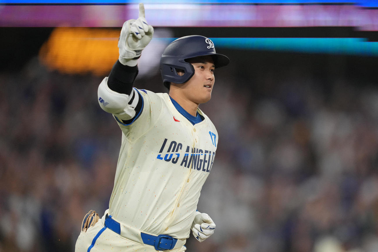 ドジャース対レイズ　5回裏ドジャース1死一塁、右越えに41号2点本塁打を放ち、右手を突き上げる大谷（USA TODAY Sports＝ロイター）