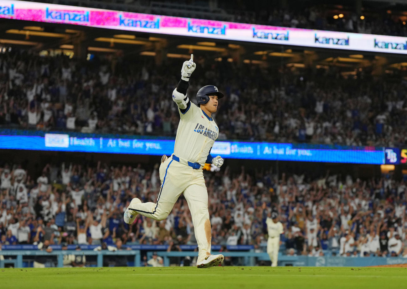 ドジャース対レイズ　5回裏ドジャース1死一塁、右越えに41号2点本塁打を放ち、指を突き上げる大谷（撮影・菅敏）