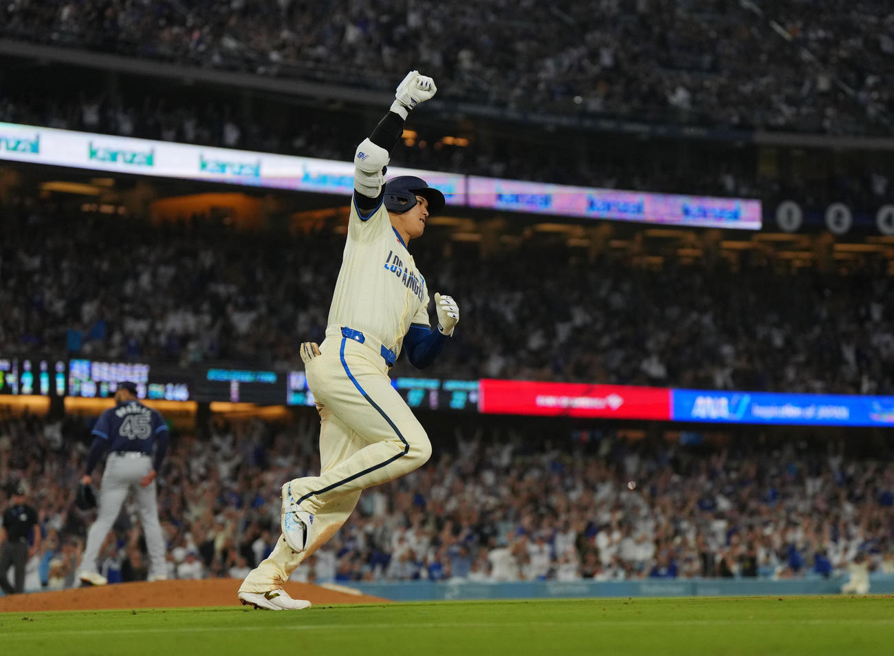 ドジャース対レイズ　5回裏ドジャース1死一塁、右越えに41号2点本塁打を放ち、右手を突き上げる大谷（撮影・菅敏）