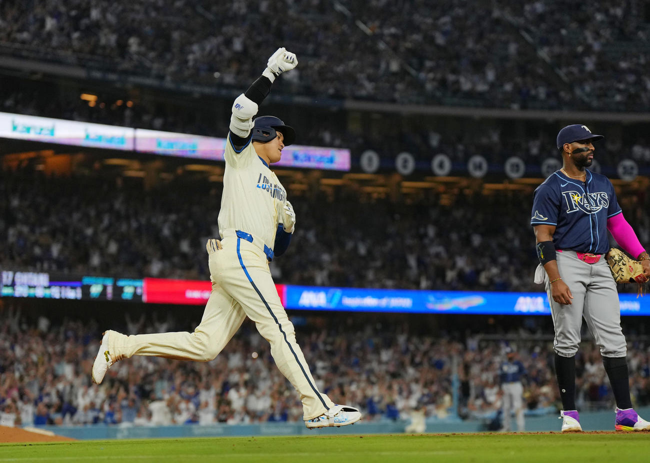 ドジャース対レイズ　5回裏ドジャース1死一塁、右越えに41号2点本塁打を放ち、右手を突き上げる大谷（撮影・菅敏）