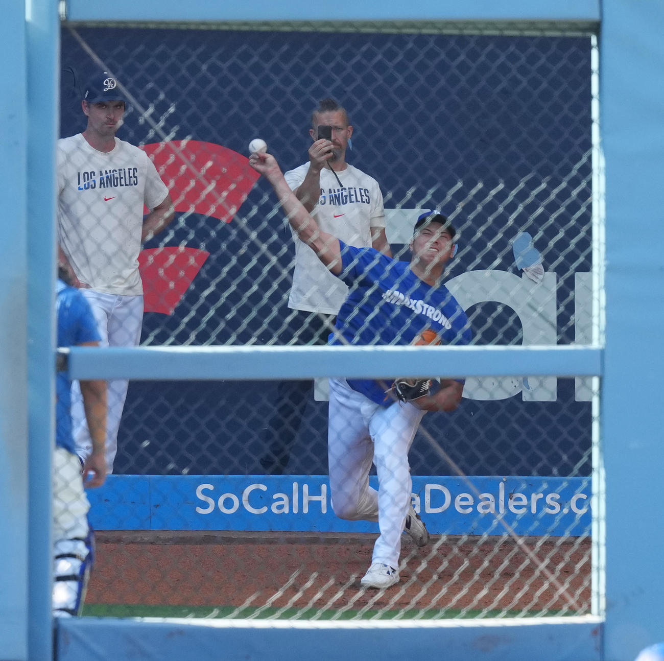 ドジャース対レイズ　試合前、ブルペンで投球練習をするドジャース大谷（撮影・菅敏）