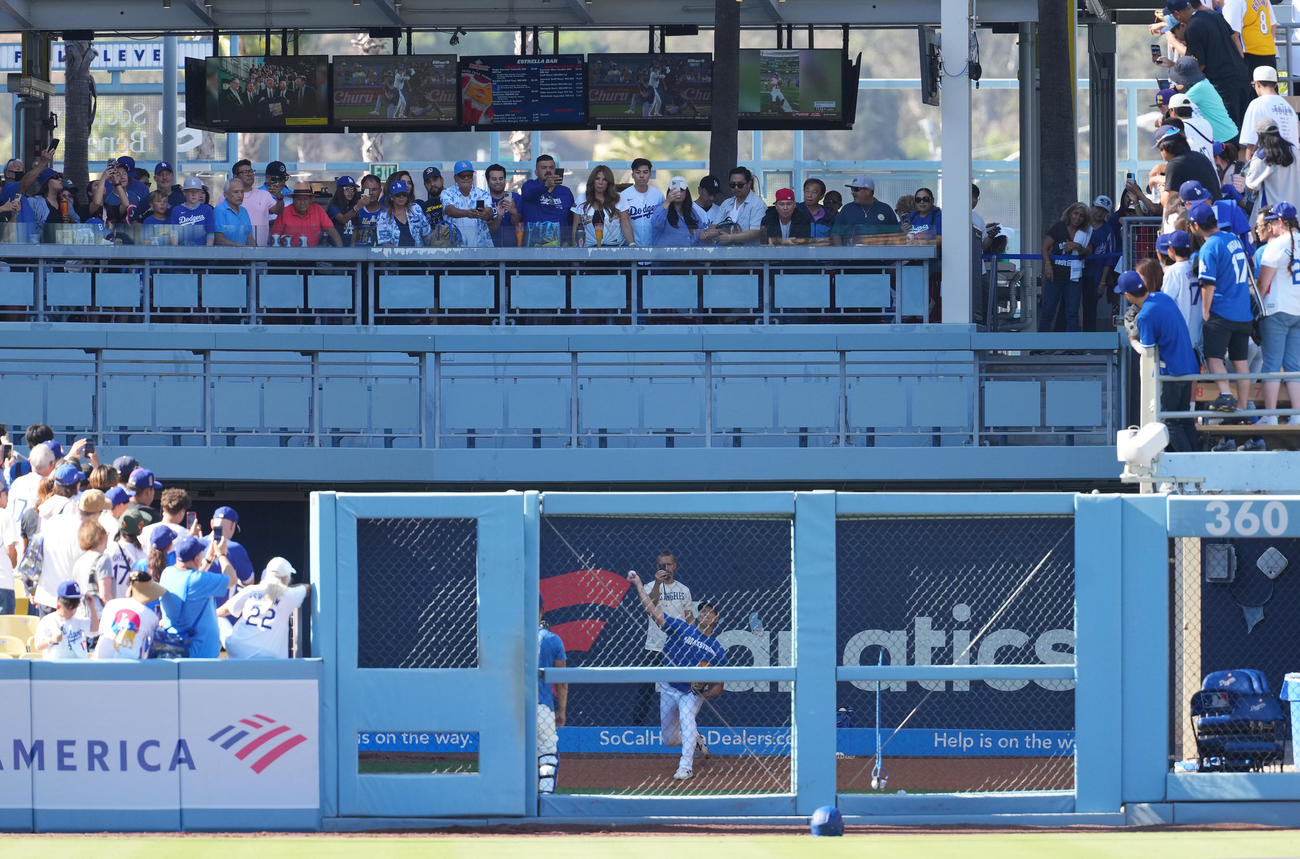 ドジャース対レイズ　試合前、ブルペンで投球練習をするドジャース大谷（撮影・菅敏）