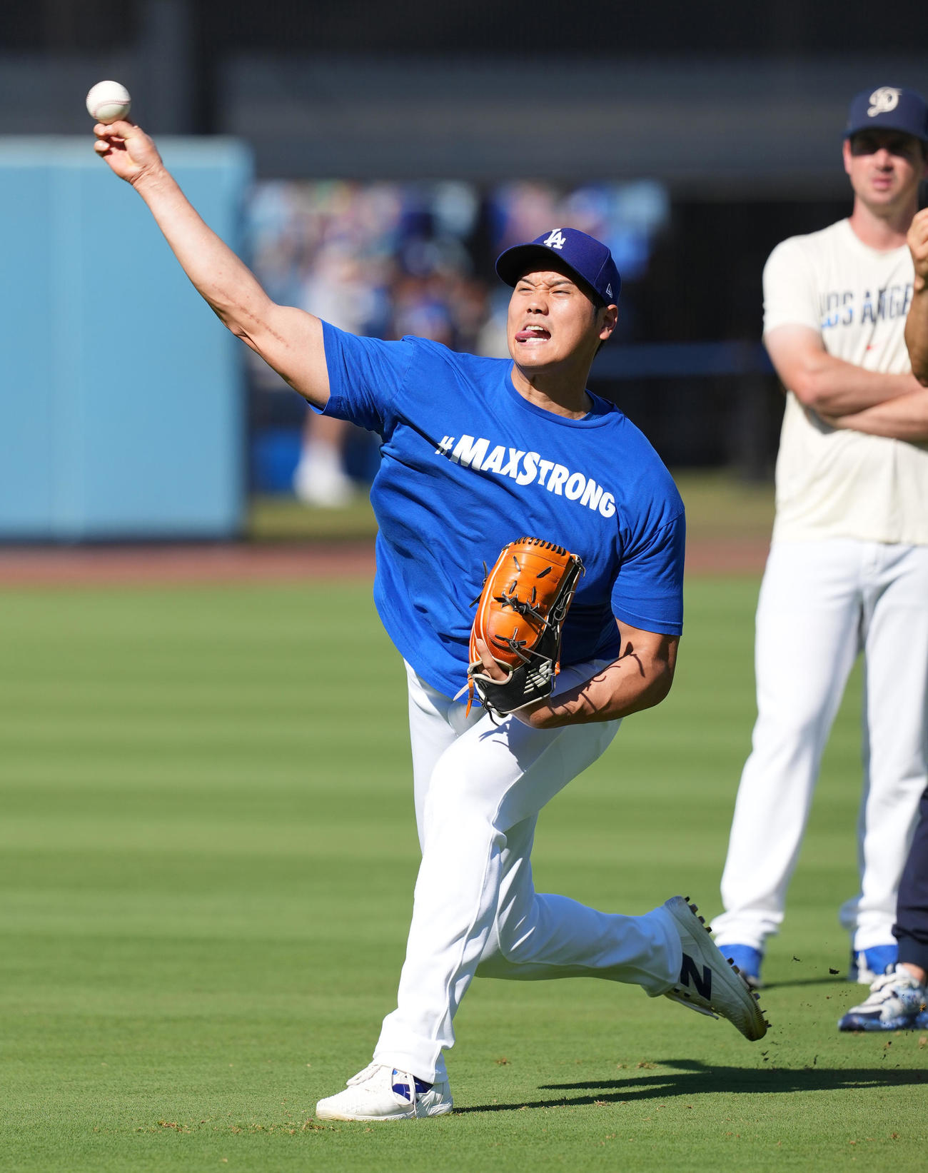 ドジャース対レイズ　試合前、ブルペンでの投球練習を前に力強くキャッチボールをするドジャース大谷（撮影・菅敏）