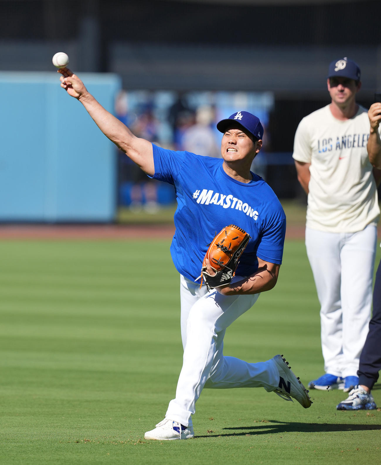 ドジャース対レイズ　試合前、ブルペンでの投球練習を前に力強くキャッチボールをするドジャース大谷（撮影・菅敏）