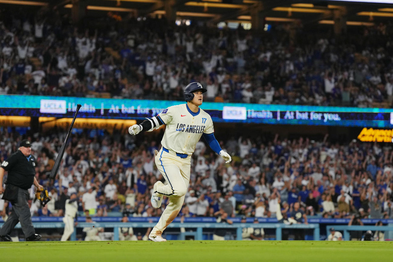 ドジャース対レイズ　5回裏ドジャース1死一塁、右越えに41号2点本塁打を放つ大谷（撮影・菅敏）