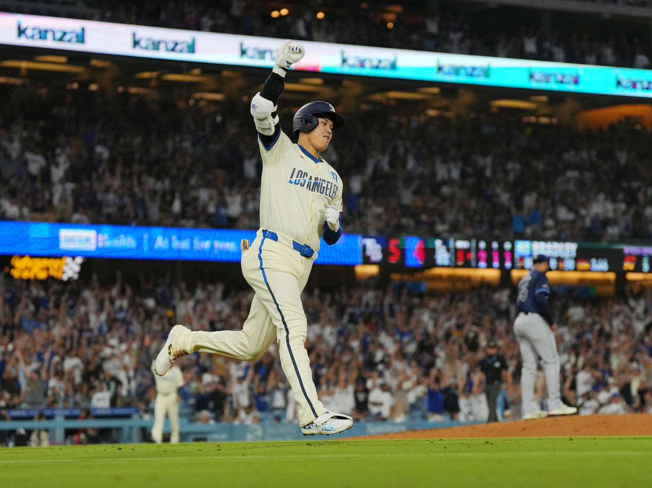 ドジャース対レイズ　5回裏ドジャース1死一塁、右越えに41号2点本塁打を放ち、右手を突き上げる大谷（撮影・菅敏）