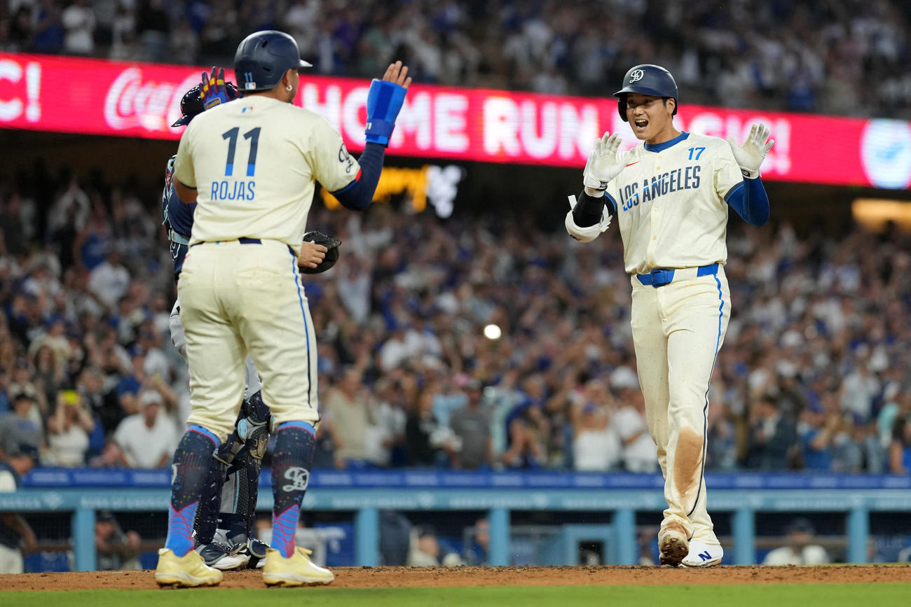 ドジャース対レイズ　5回裏、2ランを放った大谷はロハスの出迎えを受ける（USA TODAY）