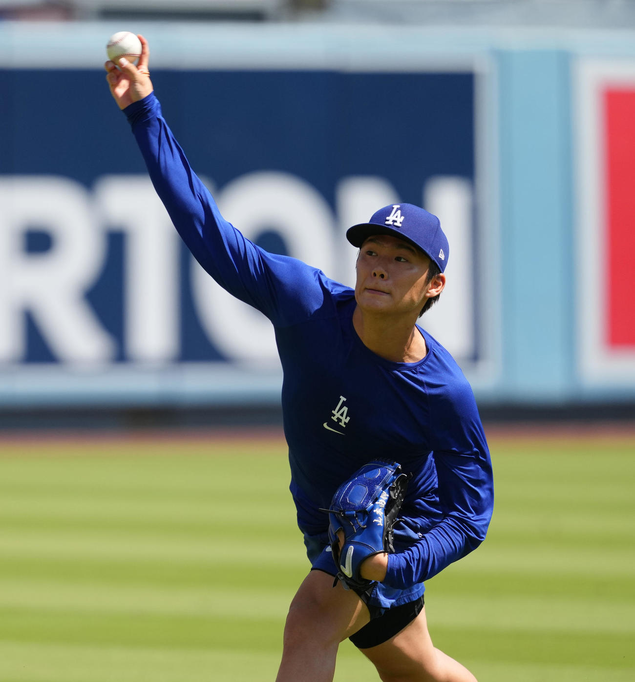 ドジャース対レイズ　試合前、キャッチボールで調整するドジャース山本（撮影・菅敏）