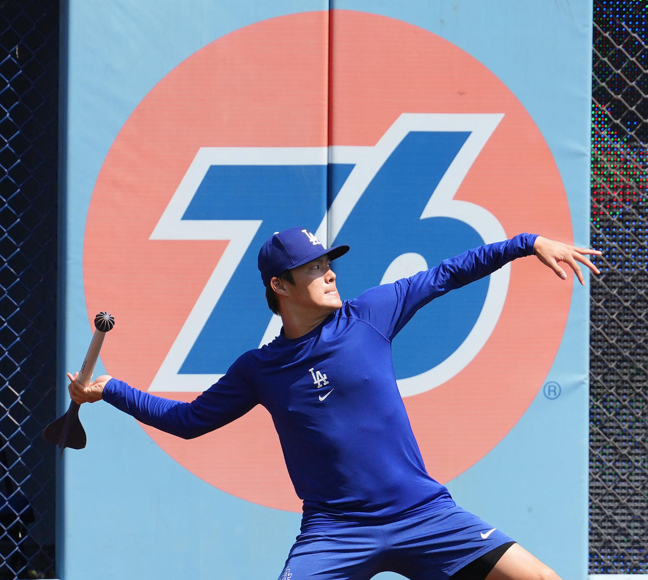 ドジャース対レイズ　試合前、やり投げをするドジャース山本（撮影・菅敏）