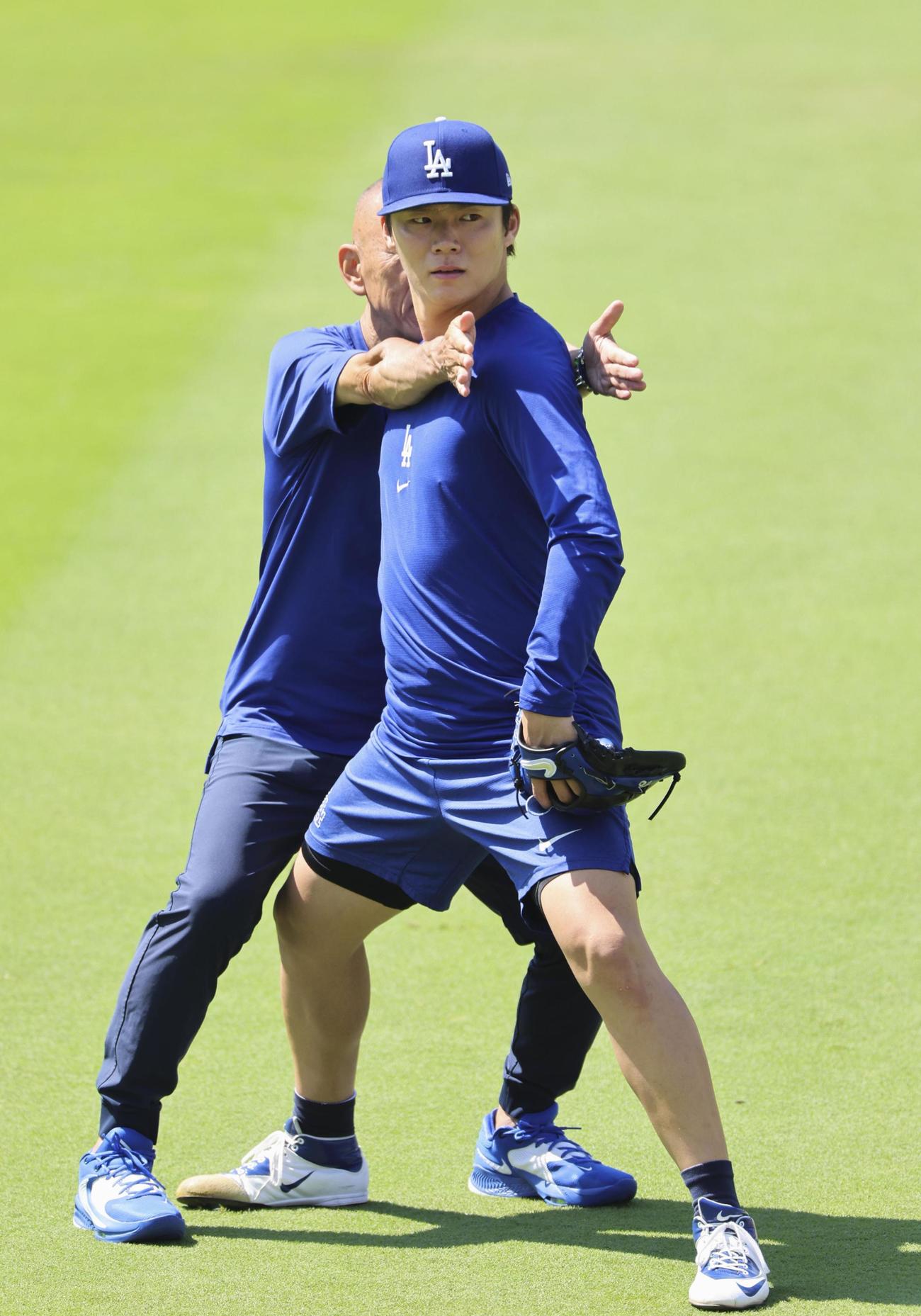 試合前のキャッチボール中、指導を受けるドジャース・山本＝ロサンゼルス（共同）
