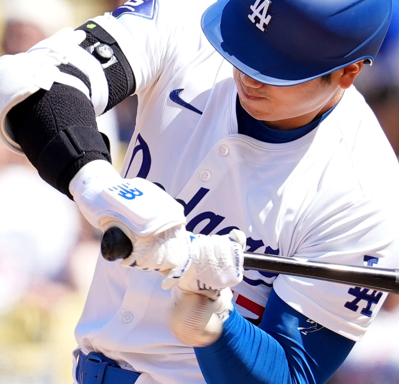 ドジャース対レイズ　8回裏ドジャース無死、左手に死球を受ける大谷（撮影・菅敏）